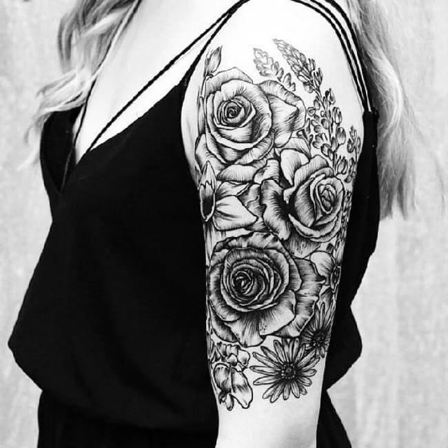 Tatuagem feminina escrita no braco rosas preto e branco