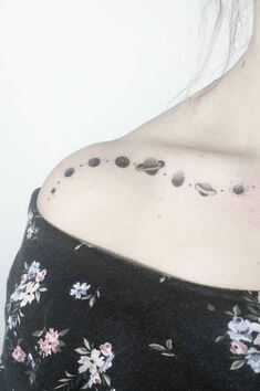 Tatuagens femininas escritas no ombro sistema solar planetas
