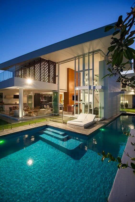 casa luxuosa com piscina em volta