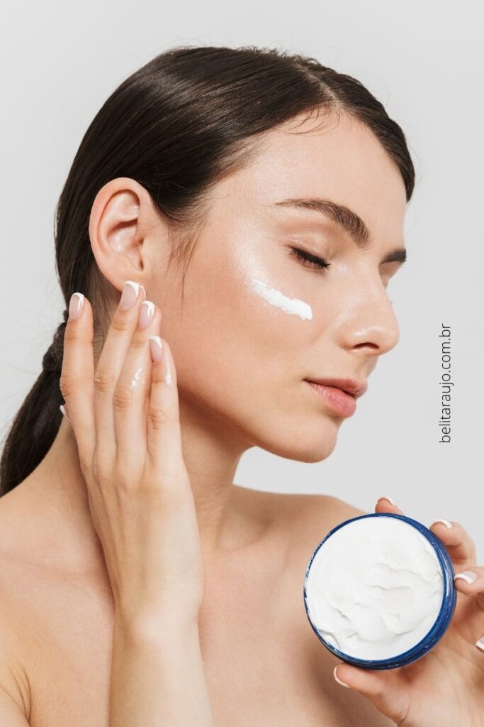 imagem mostrando uma mulher de pele branca usando um produto para o rosto