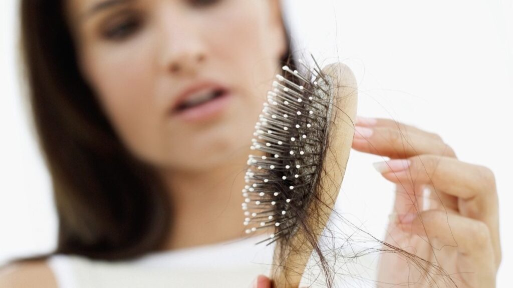 3 Remédios caseiros simples para a queda de cabelo pra você usar em casa que realmente funcionam