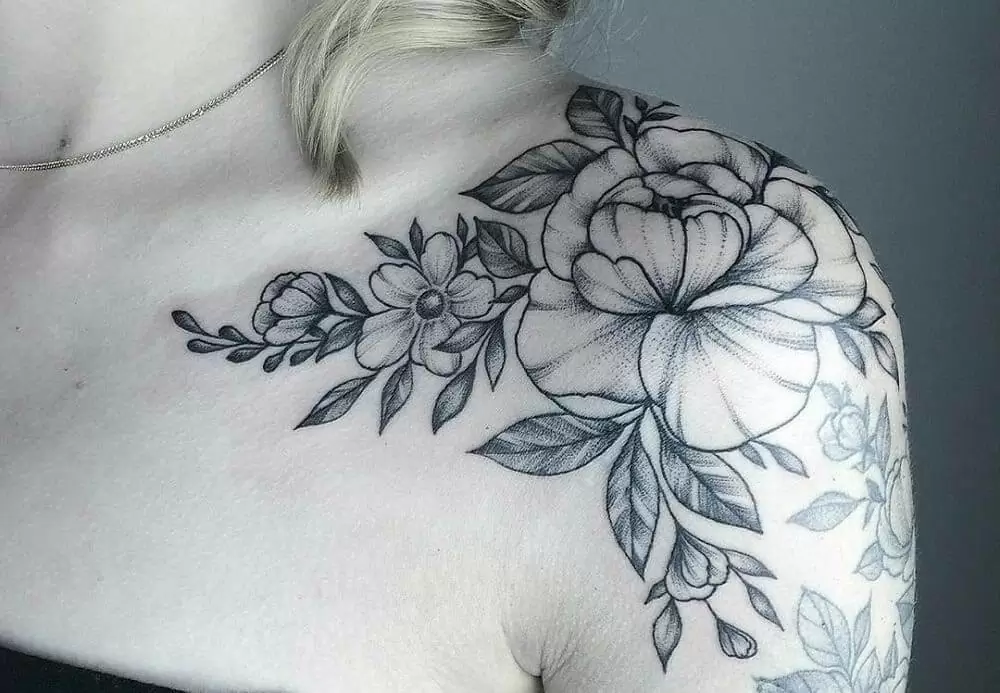 tatuagem feminina no ombro preto e branco